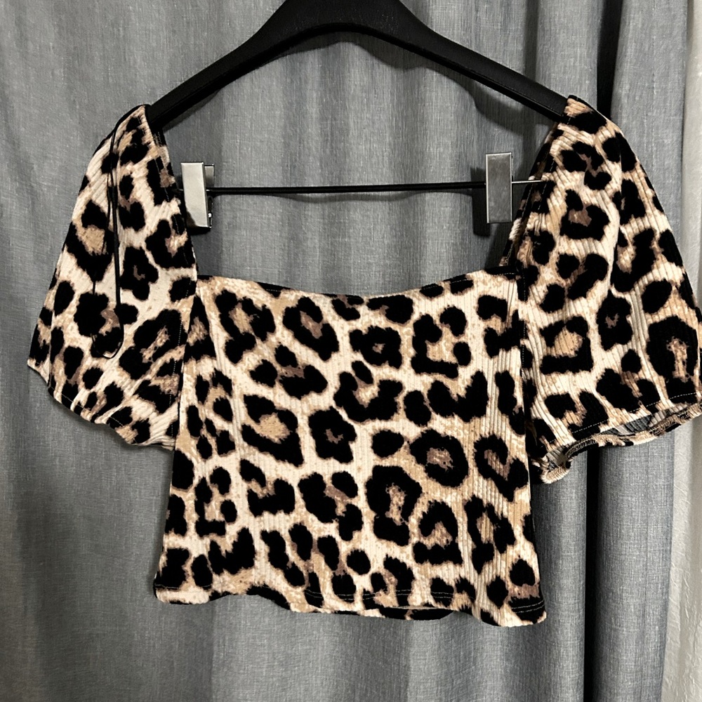 H& M Leopard Print Puff Sleeve Crop Top